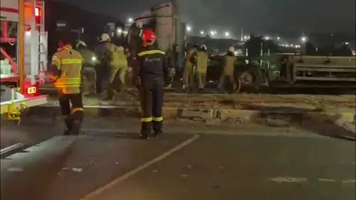 Aliağa yolunda korkutan anlar: Seyir halindeki tır alevlere teslim oldu