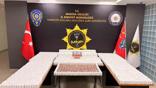 Manisa polisi zehir tacirlerine geçit vermedi: Çeyrek milyona yakın hap ele geçirildi