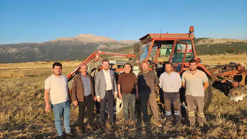 Tavas’ta toprak berekete dönüyor: Belediye hasadı çiftçiye ücretsiz yem yapacak
