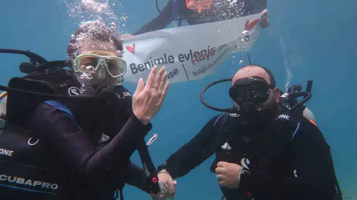Fethiye'nin mavi sularında unutulmaz imza: 5 metre derinlikte evet dedi