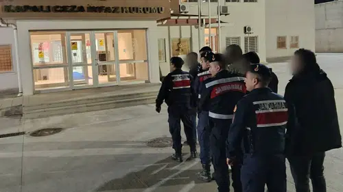 Kuşadası yolunda kaçakçılık operasyonu: Minibüsten çıkanlar şoke etti