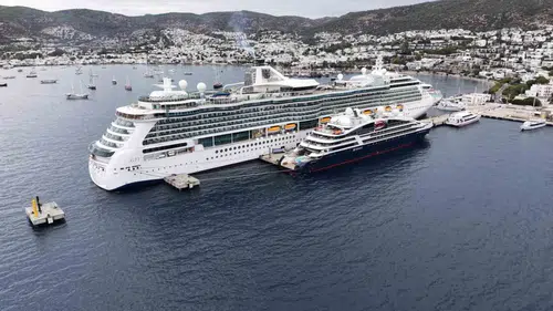 Bodrum'da kruvaziyer bereketi: Binlerce turist limana demir attı