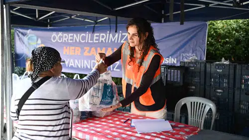 Kuşadası'nda minik öğrencilerin beslenme çantaları belediyeden