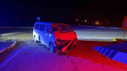 Emirdağ yolunda korkutan kaza: Kamyonet hurdaya döndü