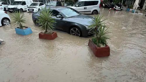 Turizmin kalbi Çeşme'de sel kabusu: Araçlar sular altında kaldı