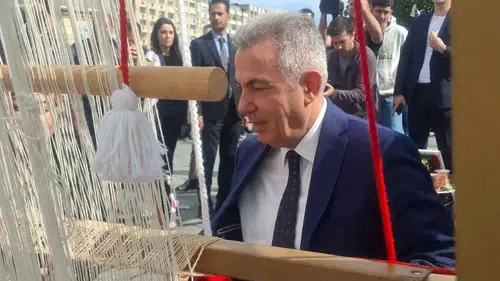 İzmir’de Cumhuriyet coşkusu tezgahta ilmek ilmek işleniyor