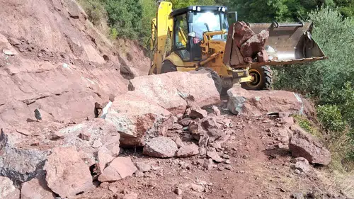 Efeler'de yağışın izleri silindi: Kapanan yollar trafiğe açıldı