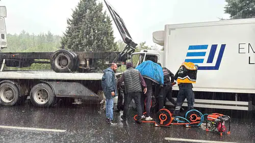 Menteşe yolunda yağış dehşeti: Kamyon sürücüsü araç içinde sıkışıp kaldı