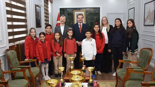 Salihli'nin satrançtaki gurur tablosu Kaymakamlıkta buluştu