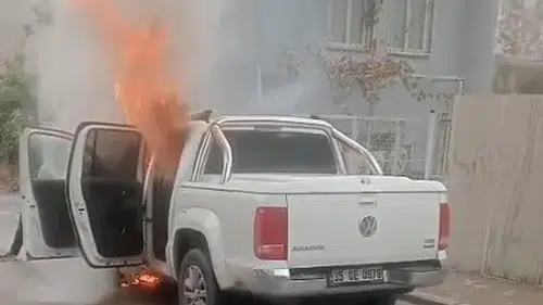 Buca'da korku dolu anlar: Söndürmeye çalıştığı araç bir anda infilak etti