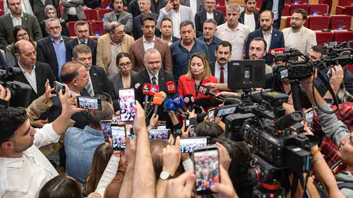 İzmir Büyükşehir Meclisi’nde 90 dakika krizi: AK Parti’den sert tepki