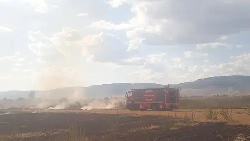 Çivril ovasında korkutan alevler: Ekipler seferber oldu