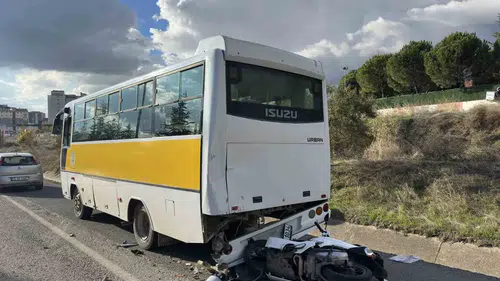 Uşak’ta acı kaza: Motosikletli gençler otobüsle çarpıştı, bir can kaybı yaşandı