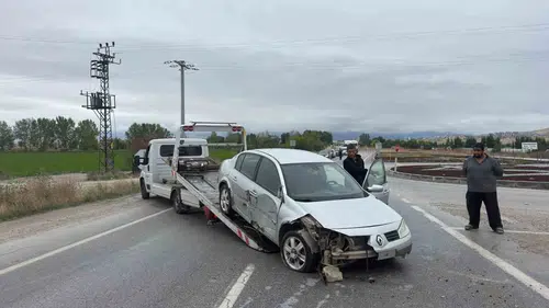 Emirdağ yolunda korkutan kaza: Otomobil refüje saplandı