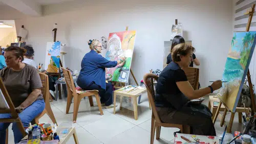 Efeler'de fırçalar sanat için buluşuyor: Hem öğreniyorlar hem sosyalleşiyorlar
