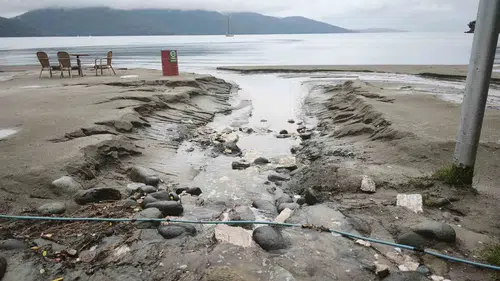 Muğla’da doğa felaketi: Sakin Kent’in gözde sahili kumlarını kaybetti