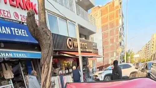 Konak’ta ortalık savaş alanına döndü: Yaşlı sürücünün direksiyon hakimiyetini kaybettiği araç dükkana daldı