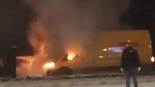 Cankurtaran yolunda korku dolu anlar: Kargo aracı alevlere teslim oldu