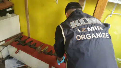 Tire'deki depoya şafak operasyonu: Silah koleksiyonu polise takıldı
