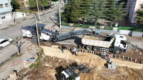 Bolvadin'de asfalt mesaisi: Ertuğrul Gazi Caddesi'nde değişim başladı
