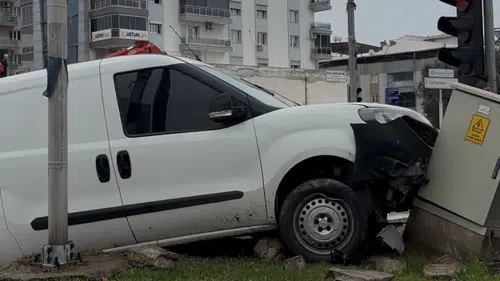 Aydın'da yağışlı havada yürekleri ağza getiren kaza: Trafoya çarparak durabildi