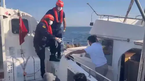Didim açıklarında nefes kesen operasyon: Sürüklenen teknedeki 17 kişi kurtarıldı