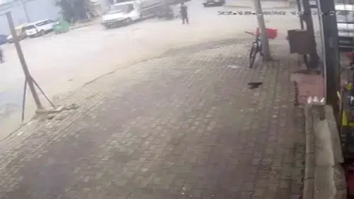 Bornova'da yürekleri ağza getiren kaza: Kamyonetin altına giren sürücü mucize eseri kurtuldu