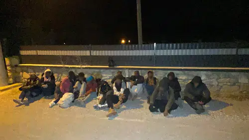 Urla sahilinde gece operasyonu: Radara yakalanan 16 kaçak göçmen gözaltına alındı
