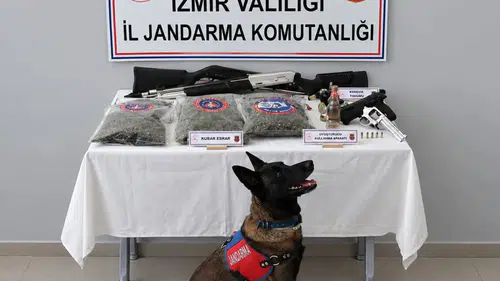 Beydağ'da zehir tacirlerine şafak operasyonu: Cephanelik gibi evler