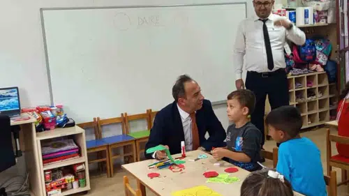 Efeler'de okul ziyareti renkli görüntülere sahne oldu: Müdür Çomruk çocuklarla oyun oynadı