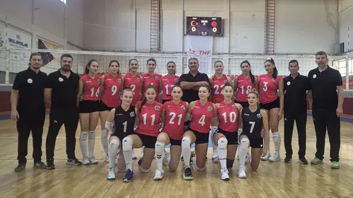 Turgutlu’da voleybol rüzgarı zirveye taşıdı: Sultanlar namağlup lider