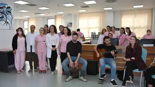 Kemoterapi ünitesinde duygusal anlar: Hastalar müzikle şifa buldu