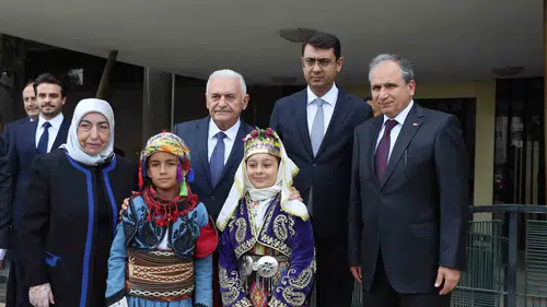 Binali Yıldırım'dan Uşak'ta eğitime tam destek: Geleceğin mimarları bu sıralarda yetişecek