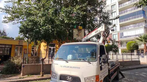 Efeler’de yeşil seferberlik: Parklar yaza hazırlanıyor