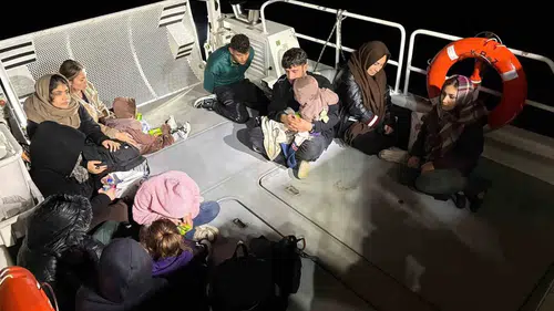 Ege'de gece yarısı operasyonu: Kucaklarında bebeklerle yakalandılar