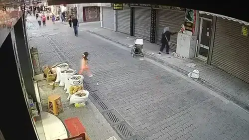 Karşıyaka'da dalgınlık pahalıya patladı: Gümüş dolu poşeti saniyeler içinde kaptı