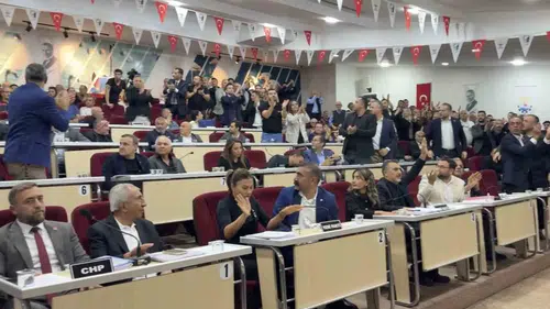 Çiğli Belediye Meclisinde şok anlar: Başkan Yıldız’a yönelik protesto şişe fırlatılmasıyla büyüdü