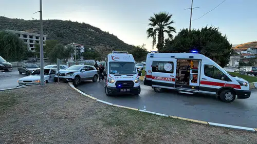 Söke'de kavşak kazası: İki araç birbirine girdi, yaralılar var