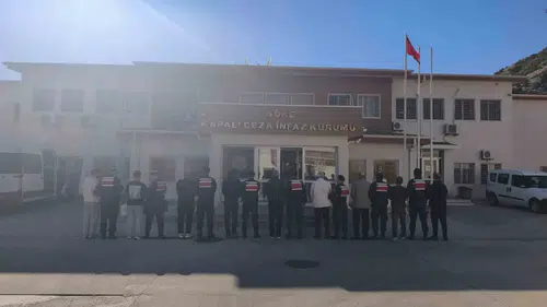 Kuşadası'nda huzur operasyonu: 11 suçlu demir parmaklıklar ardında