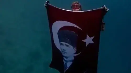 Akyaka'nın masmavi sularında 29 Ekim coşkusu: Türk bayrağını derinliklerde dalgalandırdılar