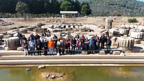 Homeros’un izinde tarihi buluşma: Edebiyatçılar Klaros’un gizemli atmosferinde bir araya geldi