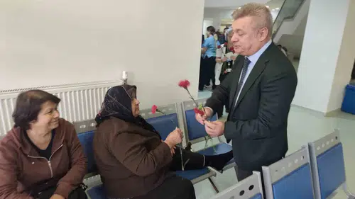 Hafsa Sultan Hastanesi’nde anlamlı gün: Hastalara karanfilli destek