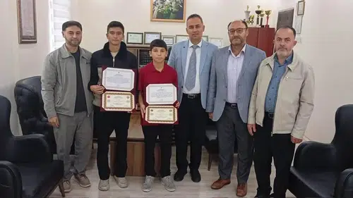 Bolvadin’de gurur günü: İki genç hafızlık tacını taktı