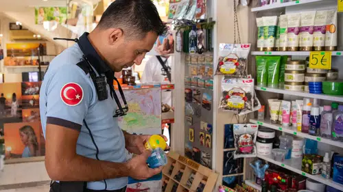 Kuşadası’nda tüketiciyi koruma mesaisi: Fiyat etiketlerine yakın takip