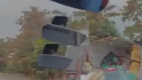 Denizli-Antalya karayolunda korkutan kaza: Kamyon şarampole uçtu