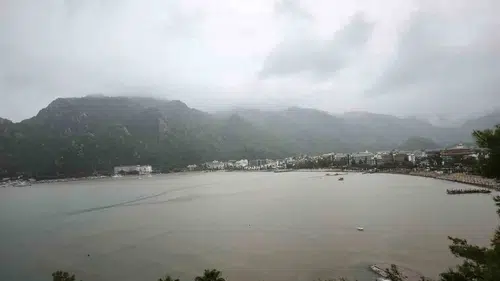 Marmaris’te şiddetli yağışın ardından ürküten manzara: Turkuaz deniz çamura büründü