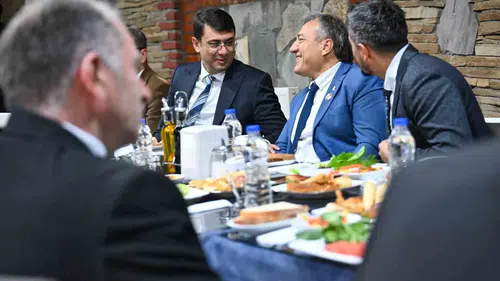 Uşak'ta vefa buluşması: Vali Kartal kahramanların yakınlarını ağırladı