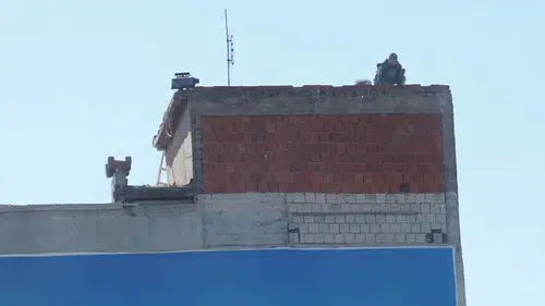 İzmir’de yürekleri ağza getiren manzara: 10 katlı binanın tepesinde önlemsiz çalışma