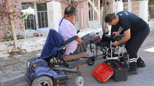 Muğla’da engelleri kaldıran dokunuş: Tekerlekli sandalyeler artık evlerde tamir ediliyor