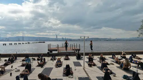 İzmir’in sahil hattında sporla gelen yaşam enerjisi: Neva ve Riva Yalı’dan özel davet